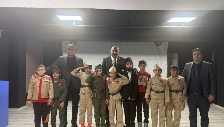 MHP’li Başkan Öğrencilere Asker Elbisesi Hediye Etti