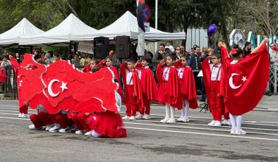 Diyarbakır’da 23 Nisan Coşkusu: Çocuklar Sahnedeydi, Mesajlar Duygulandırdı