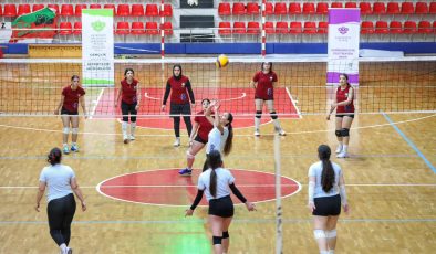 Kayapınar’da Kadın Voleybol Turnuvası Finalle Taçlandı