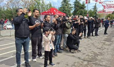 Diyarbakır’da 23 Nisan Kutlamalarının En Renkli İsmi 6 Yaşındaki “Gazeteci” Oldu