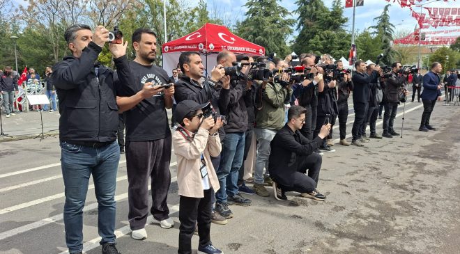 Diyarbakır’da 23 Nisan Kutlamalarının En Renkli İsmi 6 Yaşındaki “Gazeteci” Oldu