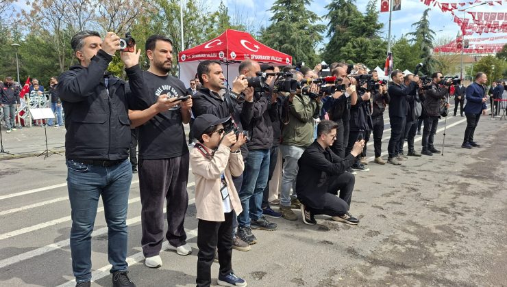 Diyarbakır’da 23 Nisan Kutlamalarının En Renkli İsmi 6 Yaşındaki “Gazeteci” Oldu