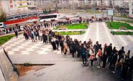 Kayapınar Millet Kütüphanesi Önünde Uzayan Kuyruklar: Öğrenciler Destek Bekliyor
