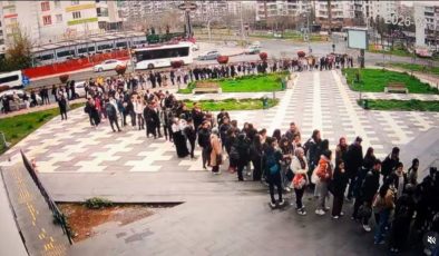 Kayapınar Millet Kütüphanesi Önünde Uzayan Kuyruklar: Öğrenciler Destek Bekliyor