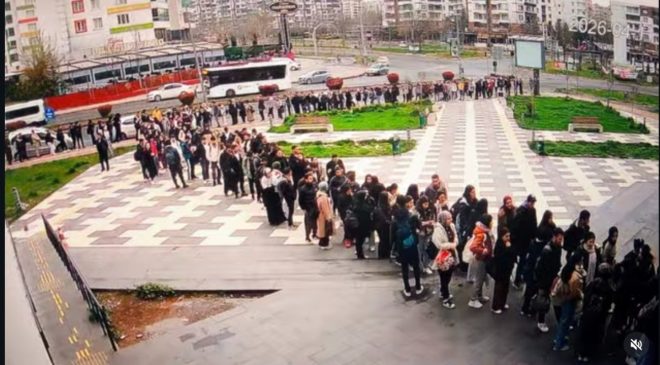 Kayapınar Millet Kütüphanesi Önünde Uzayan Kuyruklar: Öğrenciler Destek Bekliyor