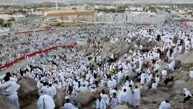 Hacılar haccın en büyük rüknü olan arafat’a akın ediyor