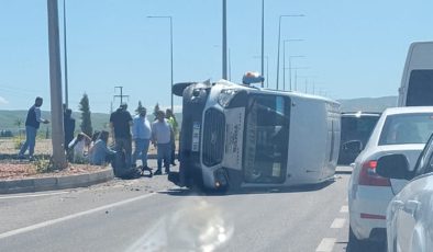 Yolcu minibüsü yan yattı: 5 yaralı