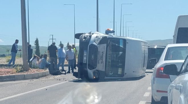 Yolcu minibüsü yan yattı: 5 yaralı
