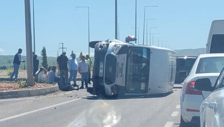 Yolcu minibüsü yan yattı: 5 yaralı