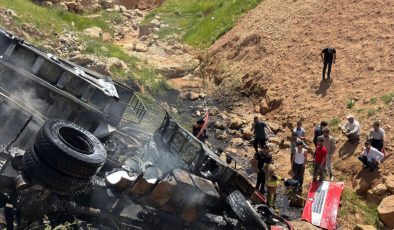 Araçta sıkışan sürücü yanarak hayatını kaybetti