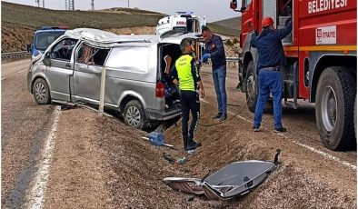 Sivas’ta minibüs devrildi: Bir ölü, 8 yaralı