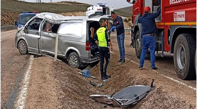 Sivas’ta minibüs devrildi: Bir ölü, 8 yaralı