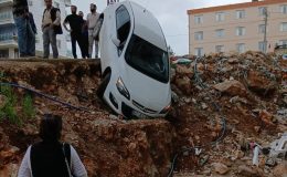 Kontrolden çıkan otomobil uçurum kenarında asılı kaldı