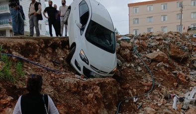 Kontrolden çıkan otomobil uçurum kenarında asılı kaldı
