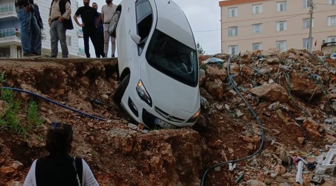 Kontrolden çıkan otomobil uçurum kenarında asılı kaldı