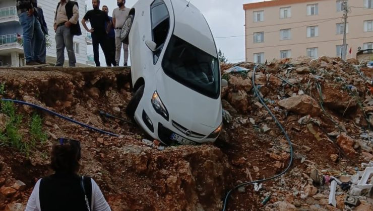 Kontrolden çıkan otomobil uçurum kenarında asılı kaldı