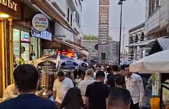 Sur Bayramda Doldu Taştı! Tarihi Sokaklarda İnsan Seli