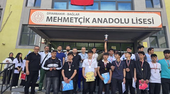 Diyarbakır’da Mehmetçik Anadolu Lisesi’nde 19 Mayıs Coşkusu