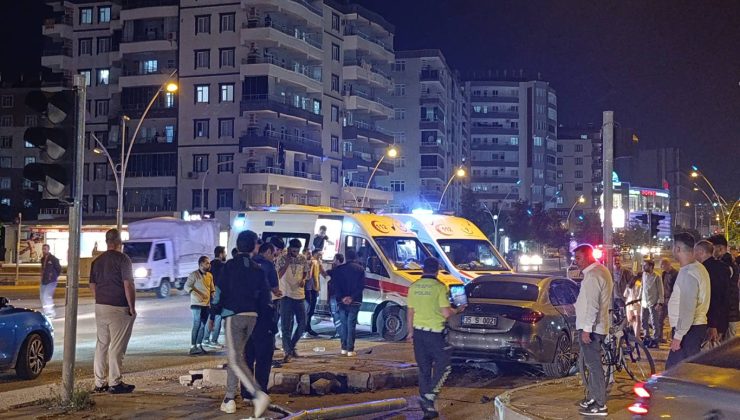 Diyarbakır’da kontrolden çıkan otomobil kaza yaptı: 2 yaralı