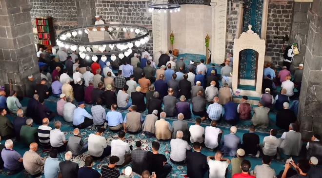 Diyarbakır’da Bayram Sabahı: Tarihi Camilerde Saflar Taştı