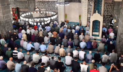 Diyarbakır’da Bayram Sabahı: Tarihi Camilerde Saflar Taştı