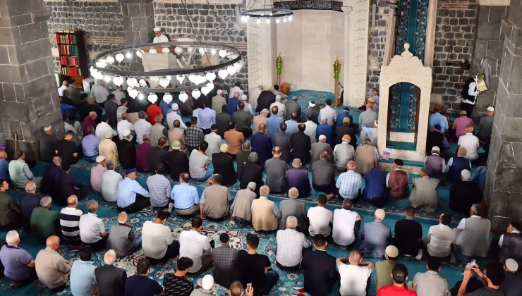 Diyarbakır’da Bayram Sabahı: Tarihi Camilerde Saflar Taştı