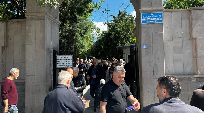 Vatandaşlar bayramda mezarlıkları ziyaret etti