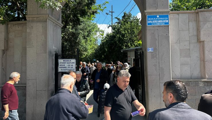 Vatandaşlar bayramda mezarlıkları ziyaret etti
