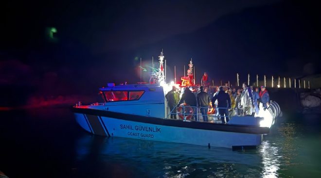 Van’da araçları çamura saplanan 36 kişi kurtarıldı