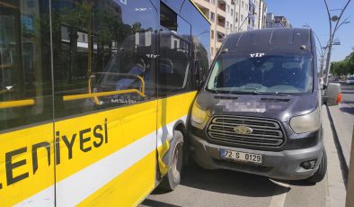 Batman’da belediye otobüsü ile minibüs çarpıştı