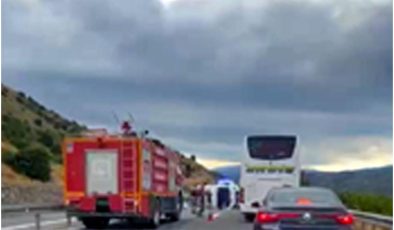 Erzincan’da minibüs devrildi: 6’sı çocuk 16 kişi yaralandı