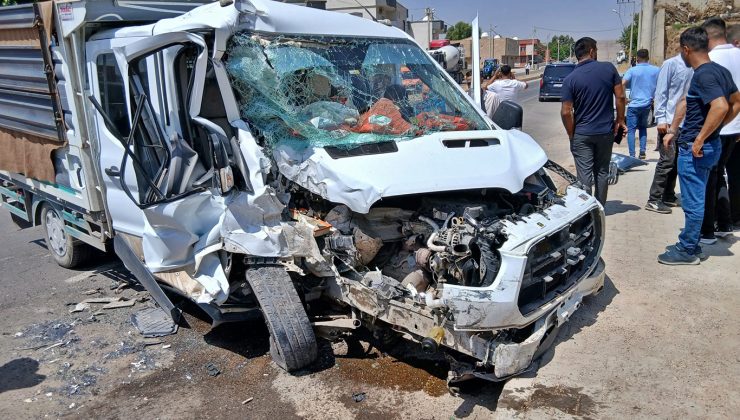 Şırnak’ta kamyonet ile yolcu minibüsü çarpıştı: 4 yaralı