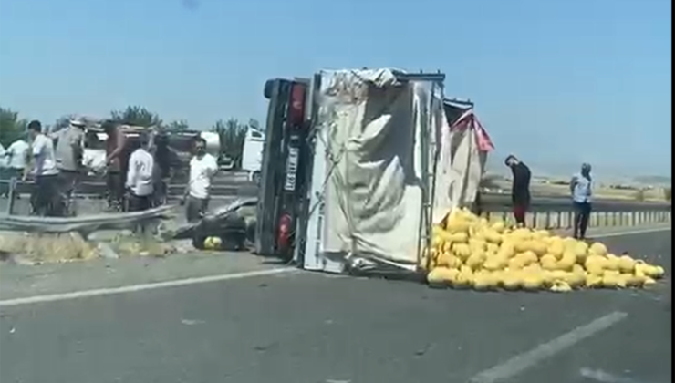 Diyarbakır-Ergani kara yolunda kavun yüklü kamyon devrildi