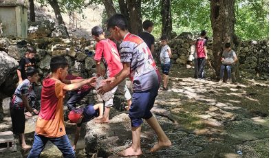 Köy İmamı ve Medrese Talebeleri Atıl Durumdaki Çeşmeyi Yeniden Hayata Kazandırdı
