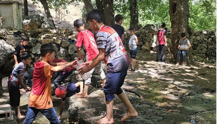 Köy İmamı ve Medrese Talebeleri Atıl Durumdaki Çeşmeyi Yeniden Hayata Kazandırdı