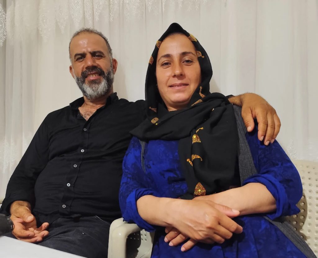 Mersin’in Tarsus ilçesinde serinlemek için girdikleri denizde boğulan aynı aileden 4 kişi, düzenlenen cenaze töreninin ardından gözyaşları ve feryatlar arasında toprağa verildi.
