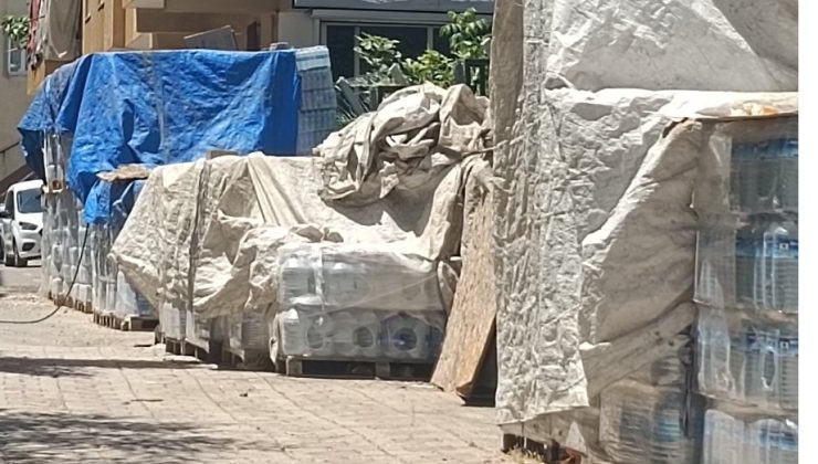 Bağlar’da tepki çeken görüntü: Mahalle ardiye alanına döndü, acil müdahale araçları giremiyor