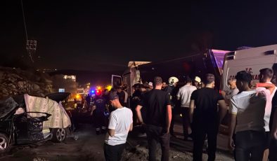 Mardin’de otomobil ile kamyonun çarpıştığı kazada 3 kişi öldü, 5 kişi yaralandı