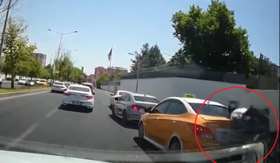 Diyarbakır’da motosikletin araca çarpma anı kameralara yansıdı