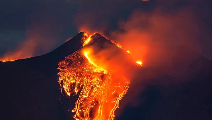Etna Yanardağı yeniden faaliyete geçti