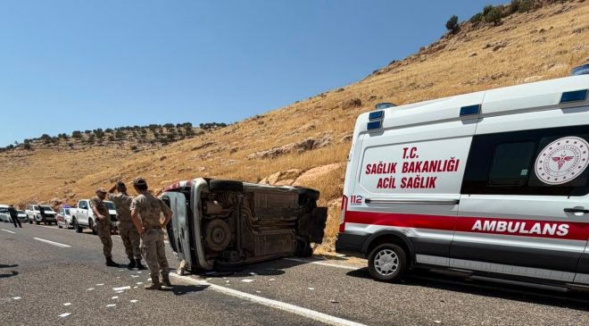 Mardin’de hafif ticari araç takla attı: Bir ölü bir yaralı