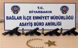 Bağlar’da Silahlı Kavga İhbarı Sonrası Operasyon: 4 Ruhsatsız Tabanca Ele Geçirildi, 2 Kişi Tutuklandı