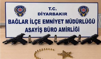 Bağlar’da Silahlı Kavga İhbarı Sonrası Operasyon: 4 Ruhsatsız Tabanca Ele Geçirildi, 2 Kişi Tutuklandı