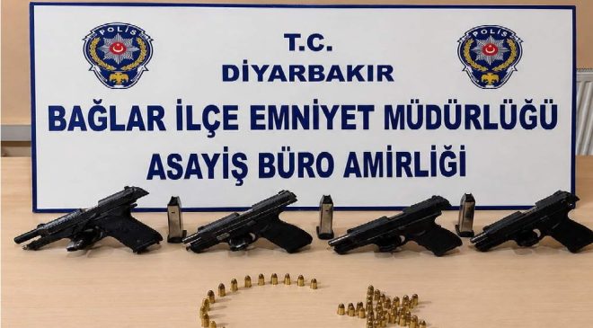 Bağlar’da Silahlı Kavga İhbarı Sonrası Operasyon: 4 Ruhsatsız Tabanca Ele Geçirildi, 2 Kişi Tutuklandı