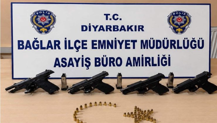 Bağlar’da Silahlı Kavga İhbarı Sonrası Operasyon: 4 Ruhsatsız Tabanca Ele Geçirildi, 2 Kişi Tutuklandı