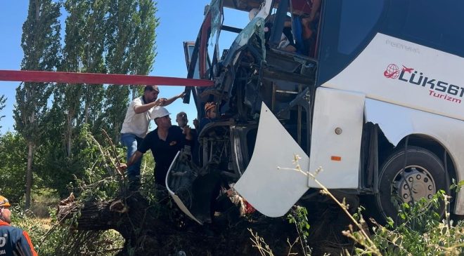 Diyarbakır-Bingöl Yolunda Feci Kaza: Yolcu Otobüsü Ağacın Üzerinde Durdu