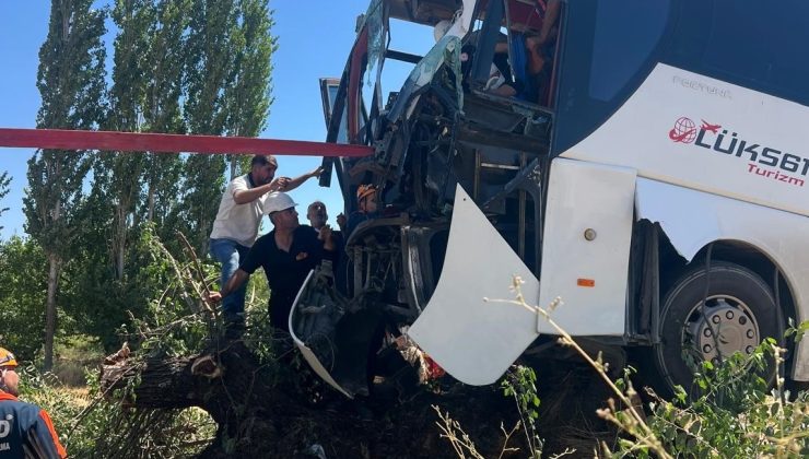 Diyarbakır-Bingöl Yolunda Feci Kaza: Yolcu Otobüsü Ağacın Üzerinde Durdu