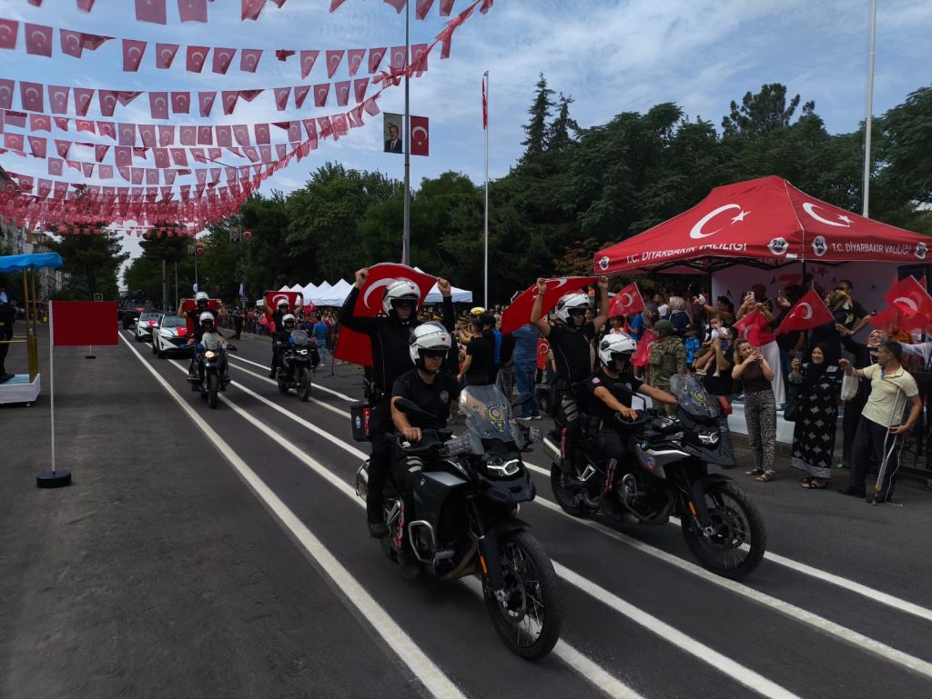 Diyarbakır’da 30 Ağustos Zafer Bayramı’nın 104’üncü yıl dönümü, düzenlenen tören ve etkinliklerle kutlandı. Kentteki programda çelenk sunumu, saygı duruşu, İstiklal Marşı, şiirler, halk oyunları ve resmi geçit töreni gerçekleştirildi.