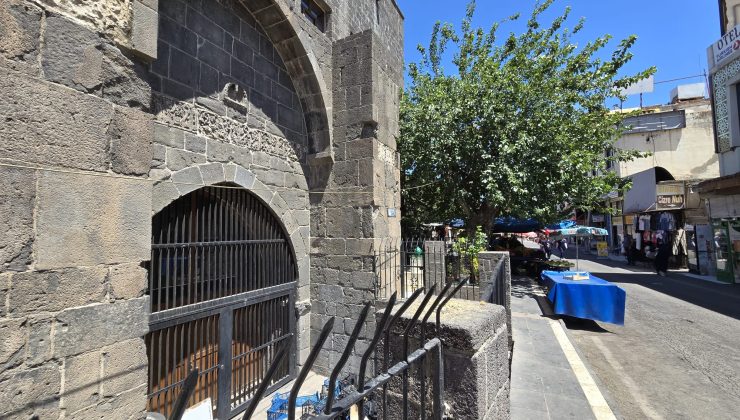 Diyarbakır Surları Depoya Döndü! Tarihi Kapılar Plastik Kasalarla Kapatılıyor