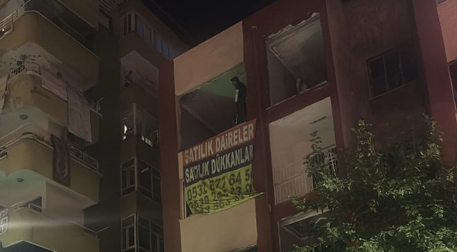 Diyarbakır’da Metruk binanın çatısına çıkan şahıs ikna edildi